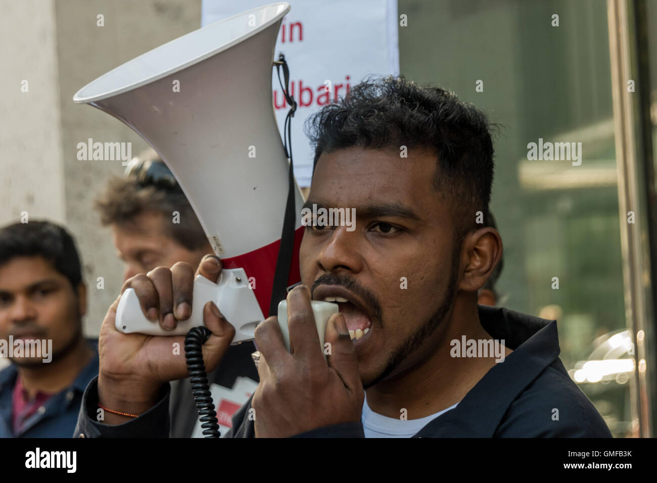 Londres, Royaume-Uni. 26 août 2016. Une manifestation devant la Bourse appelé à mettre un terme aux projets d'exploitations minières à ciel ouvert à Phulbari au Bangladesh en compagnie britannique, la gestion des ressources de charbon mondiale et pour l'entreprise d'être rayé de la liste de l'Alternative Investment Market. Manifestations au Bangladesh ont empêché l'exploitation minière pour 10 ans, et l'événement a également été un vigile pour les trois villageois tués et deux cents blessés lors d'une protestation de masse en 2006. Crédit : Peter Marshall/Alamy Live News Banque D'Images