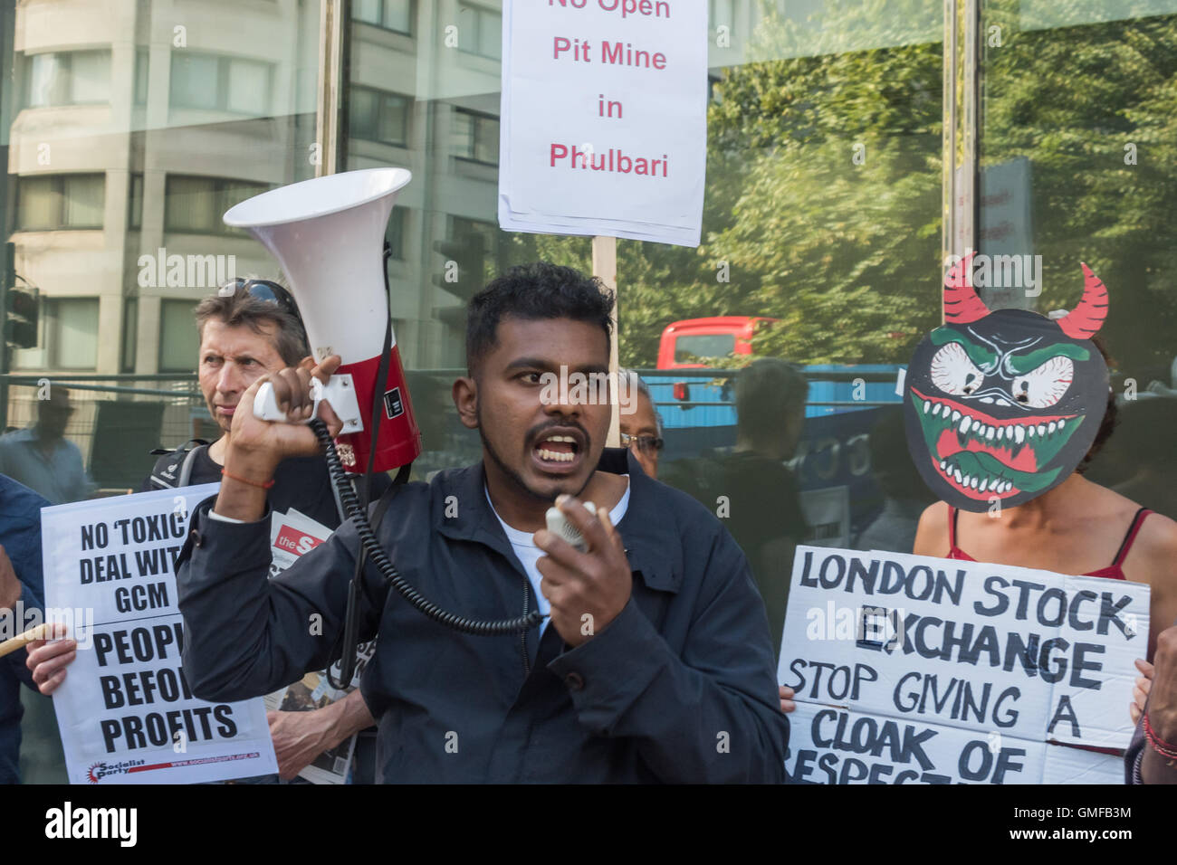 Londres, Royaume-Uni. 26 août 2016. Une manifestation devant la Bourse appelé à mettre un terme aux projets d'exploitations minières à ciel ouvert à Phulbari au Bangladesh en compagnie britannique, la gestion des ressources de charbon mondiale et pour l'entreprise d'être rayé de la liste de l'Alternative Investment Market. Manifestations au Bangladesh ont empêché l'exploitation minière pour 10 ans, et l'événement a également été un vigile pour les trois villageois tués et deux cents blessés lors d'une protestation de masse en 2006. Crédit : Peter Marshall/Alamy Live News Banque D'Images