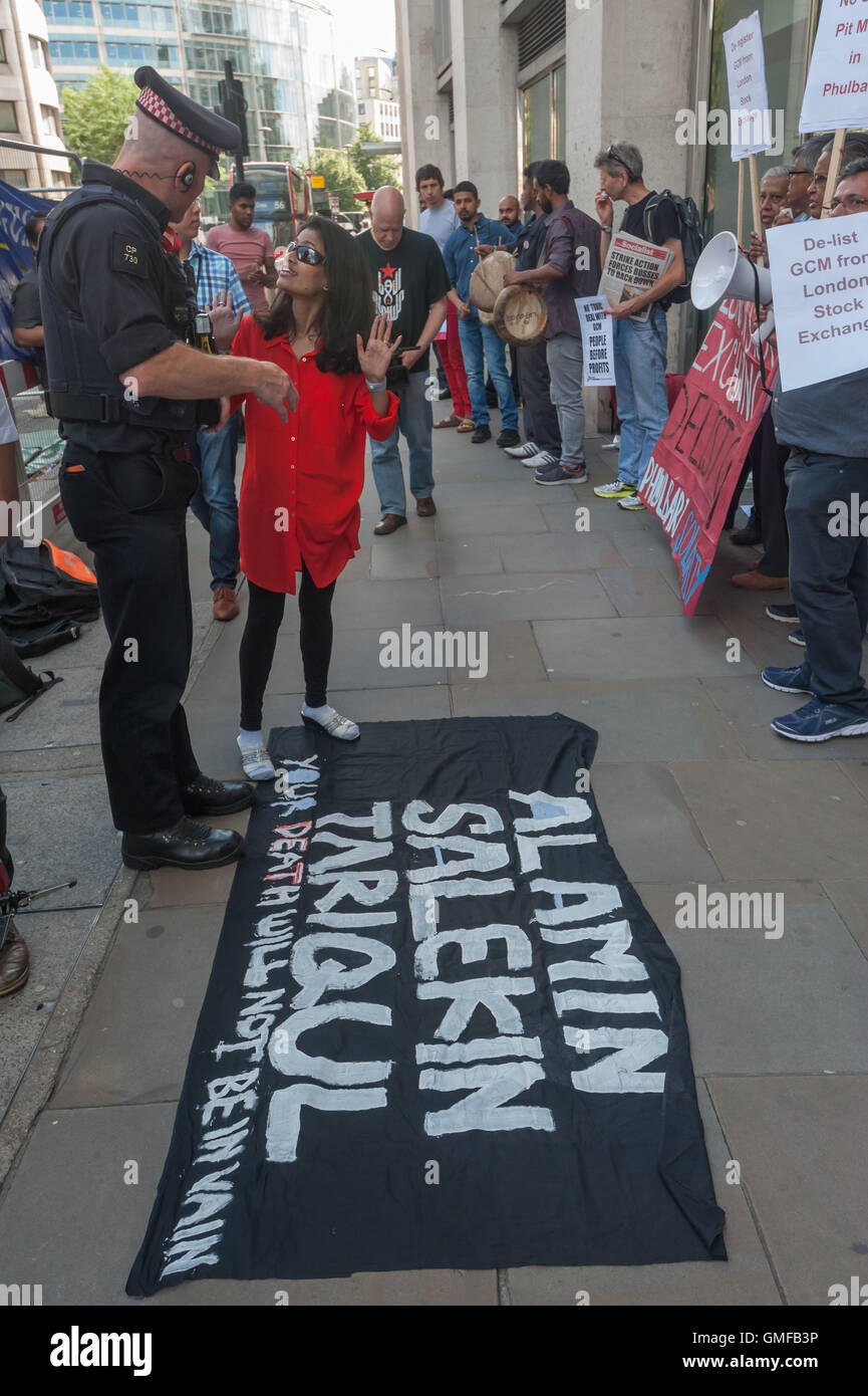 Londres, Royaume-Uni. 26 août 2016. Une femme affirme avec la police qui essayer de l'arrêter la mise en place de la veille à l'extérieur de la Bourse afin de commémorer les manifestants 3 tourné en 2006 dans une protestation massive au Bangladesh contre les exploitations minières à ciel ouvert à Phulbari par la société mondiale de charbon, gestion des ressources humaines. La Veillée a appelé à l'entreprise pour mettre fin à des plans pour la mine et d'être rayé de la liste de l'Alternative Investment Market. Crédit : Peter Marshall/Alamy Live News Banque D'Images