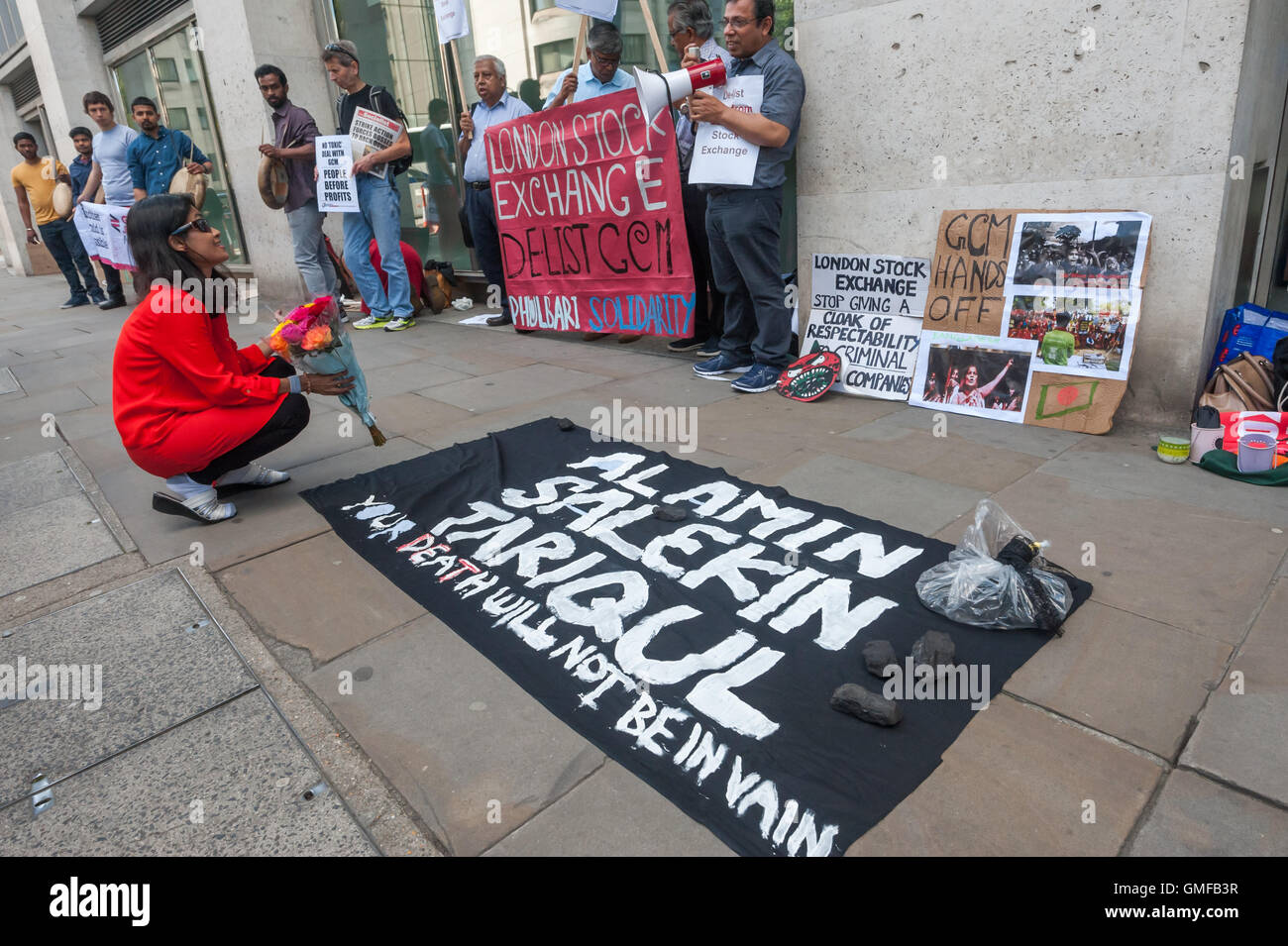 Londres, Royaume-Uni. 26 août 2016. Une femme met en place la veille à l'extérieur de la Bourse afin de commémorer les manifestants 3 tourné en 2006 dans une protestation massive au Bangladesh contre les exploitations minières à ciel ouvert à Phulbari par la société mondiale de charbon, gestion des ressources humaines. La Veillée a appelé à l'entreprise pour mettre fin à des plans pour la mine et d'être rayé de la liste de l'Alternative Investment Market. Crédit : Peter Marshall/Alamy Live News Banque D'Images