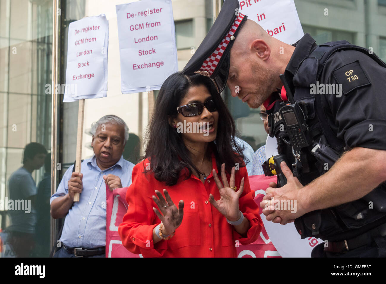 Londres, Royaume-Uni. 26 août 2016. Une femme affirme avec la police qui essayer de l'arrêter la mise en place de la veille à l'extérieur de la Bourse afin de commémorer les manifestants 3 tourné en 2006 dans une protestation massive au Bangladesh contre les exploitations minières à ciel ouvert à Phulbari par la société mondiale de charbon, gestion des ressources humaines. La Veillée a appelé à l'entreprise pour mettre fin à des plans pour la mine et d'être rayé de la liste de l'Alternative Investment Market. Crédit : Peter Marshall/Alamy Live News Banque D'Images