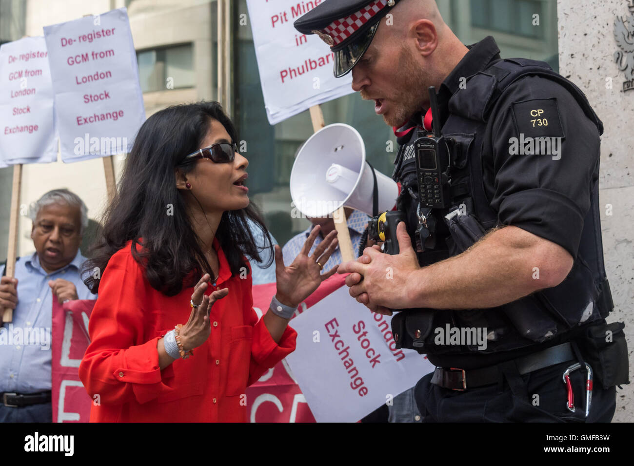 Londres, Royaume-Uni. 26 août 2016. Manifestants devant la Bourse 'usure' monster charbon masques pour appelé à mettre un terme aux projets d'exploitations minières à ciel ouvert à Phulbari au Bangladesh par British compant et pour l'entreprise d'être rayé de la liste de l'Alternative Investment Market. Manifestations au Bangladesh ont empêché l'exploitation minière pour 10 ans, et l'événement a également été un vigile pour les trois villageois tués et deux cents blessés lors d'une protestation de masse en 2006. Crédit : Peter Marshall/Alamy Live News Banque D'Images