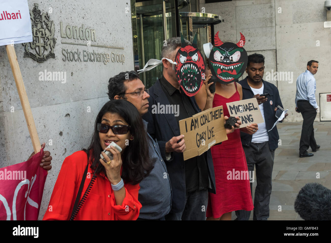Londres, Royaume-Uni. 26 août 2016. Manifestants devant la Bourse 'usure' monster charbon masques pour la gestion des ressources de charbon mondiale chef Gary Lye et président du conseil d'administration Michael Tang et appeler à mettre un terme aux projets d'exploitations minières à ciel ouvert à Phulbari au Bangladesh et pour l'entreprise d'être rayé de la liste de l'Alternative Investment Market. Manifestations au Bangladesh ont empêché l'exploitation minière pour 10 ans, et l'événement a également été un vigile pour les trois villageois tués et deux cents blessés lors d'une protestation de masse en 2006. Crédit : Peter Marshall/Alamy Live News Banque D'Images
