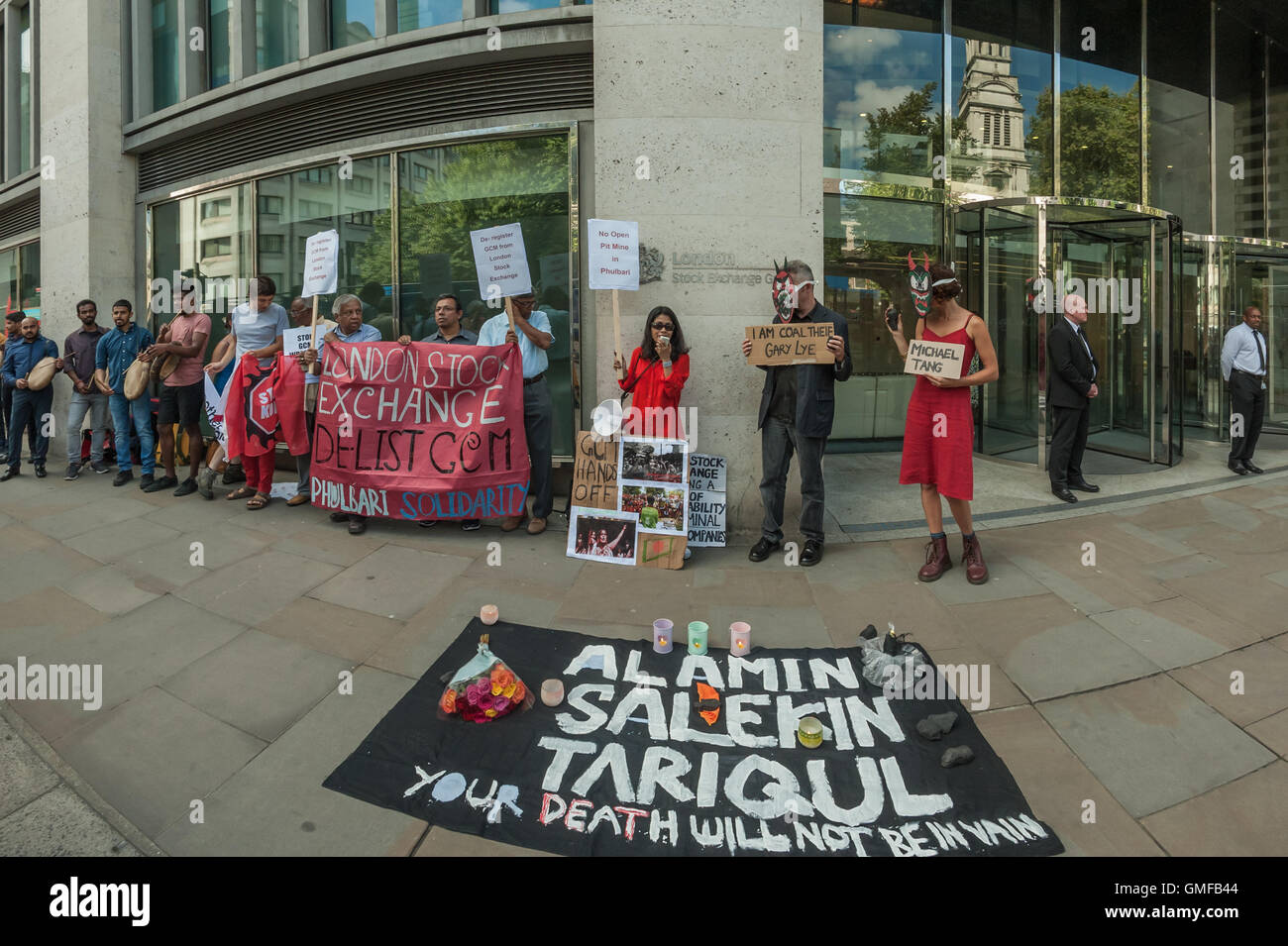 Londres, Royaume-Uni. 26 août 2016. Une manifestation devant la Bourse appelé à mettre un terme aux projets d'exploitations minières à ciel ouvert à Phulbari au Bangladesh en compagnie britannique, la gestion des ressources de charbon mondiale et pour l'entreprise d'être rayé de la liste de l'Alternative Investment Market. Manifestations au Bangladesh ont empêché l'exploitation minière pour 10 ans, et l'événement a également été un vigile pour les trois villageois tués et deux cents blessés lors d'une protestation de masse en 2006. Crédit : Peter Marshall/Alamy Live News Banque D'Images