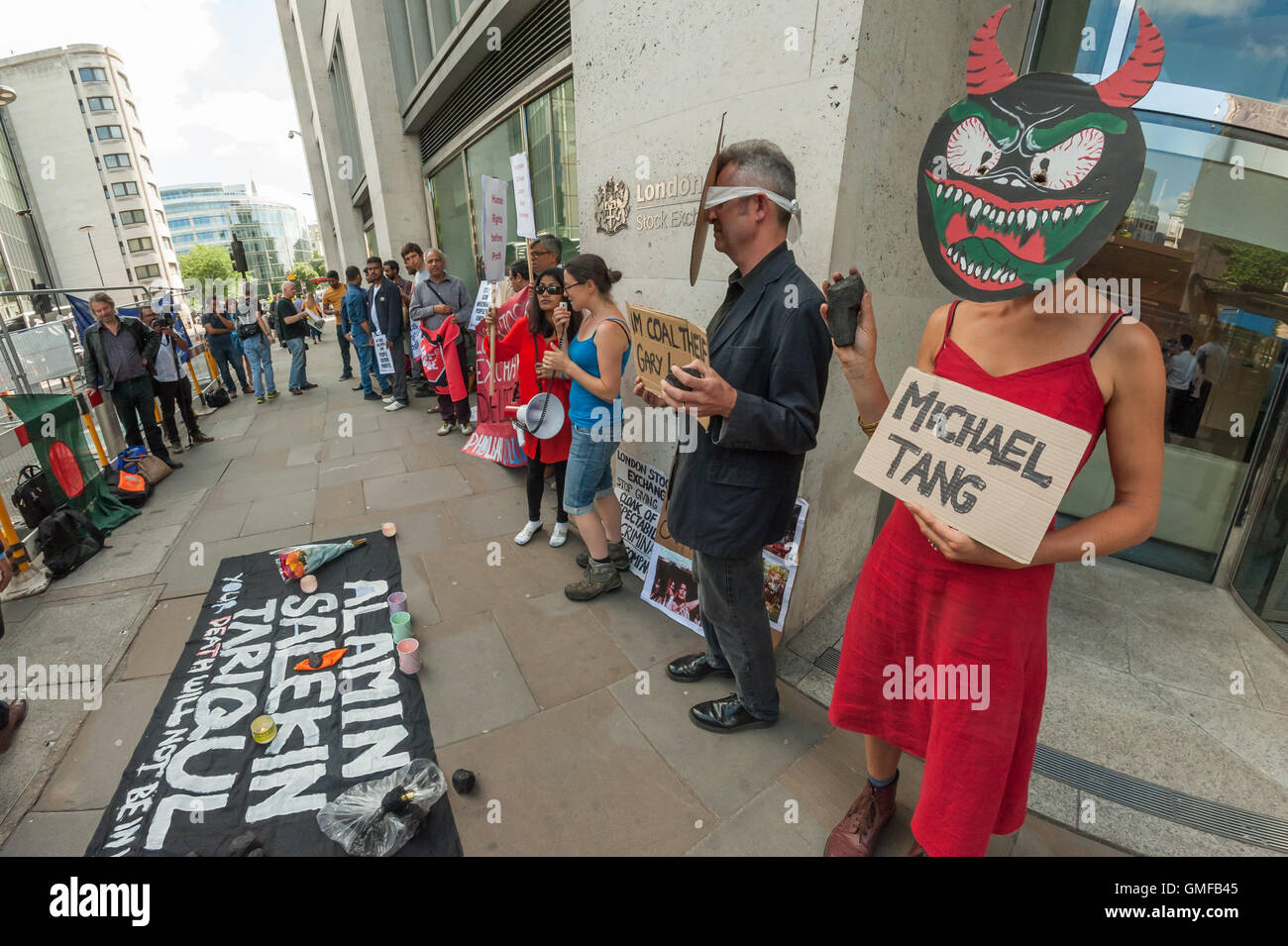Londres, Royaume-Uni. 26 août 2016. Une manifestation devant la Bourse appelé à mettre un terme aux projets d'exploitations minières à ciel ouvert à Phulbari au Bangladesh en compagnie britannique, la gestion des ressources de charbon mondiale et pour l'entreprise d'être rayé de la liste de l'Alternative Investment Market. Manifestations au Bangladesh ont empêché l'exploitation minière pour 10 ans, et l'événement a également été un vigile pour les trois villageois tués et deux cents blessés lors d'une protestation de masse en 2006. Crédit : Peter Marshall/Alamy Live News Banque D'Images