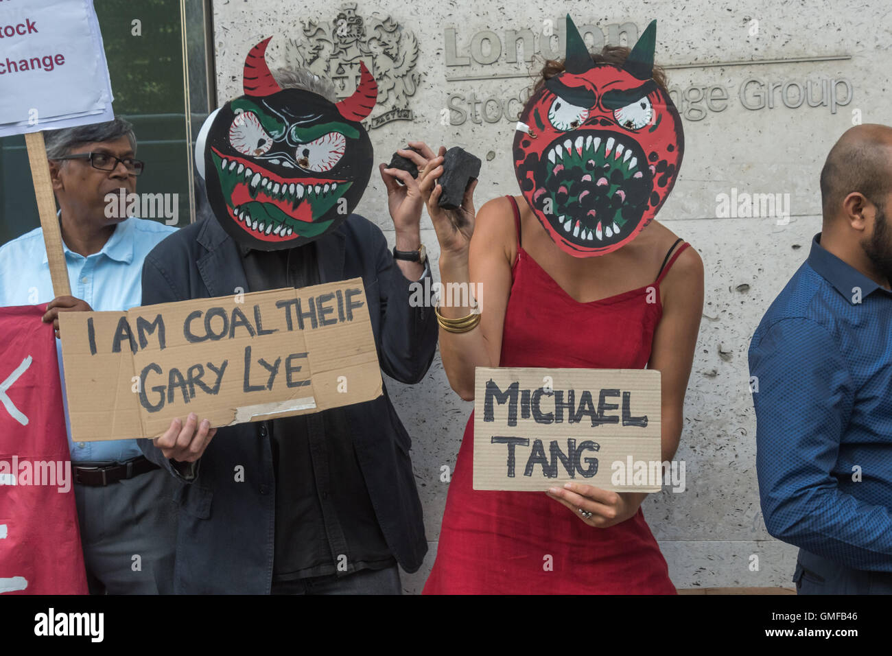 Londres, Royaume-Uni. 26 août 2016. Manifestants devant la Bourse 'usure' monster charbon masques pour la gestion des ressources de charbon mondiale chef Gary Lye et président du conseil d'administration Michael Tang et appeler à mettre un terme aux projets d'exploitations minières à ciel ouvert à Phulbari au Bangladesh et pour l'entreprise d'être rayé de la liste de l'Alternative Investment Market. Manifestations au Bangladesh ont empêché l'exploitation minière pour 10 ans, et l'événement a également été un vigile pour les trois villageois tués et deux cents blessés lors d'une protestation de masse en 2006. Crédit : Peter Marshall/Alamy Live News Banque D'Images