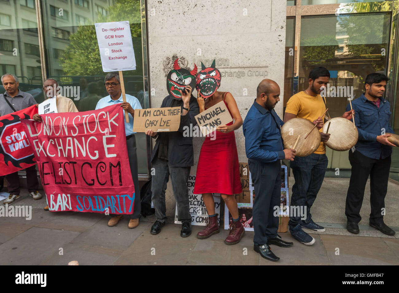 Londres, Royaume-Uni. 26 août 2016. Manifestants devant la Bourse 'usure' monster charbon masques pour la gestion des ressources de charbon mondiale chef Gary Lye et président du conseil d'administration Michael Tang et appeler à mettre un terme aux projets d'exploitations minières à ciel ouvert à Phulbari au Bangladesh et pour l'entreprise d'être rayé de la liste de l'Alternative Investment Market. Manifestations au Bangladesh ont empêché l'exploitation minière pour 10 ans, et l'événement a également été un vigile pour les trois villageois tués et deux cents blessés lors d'une protestation de masse en 2006. Crédit : Peter Marshall/Alamy Live News Banque D'Images