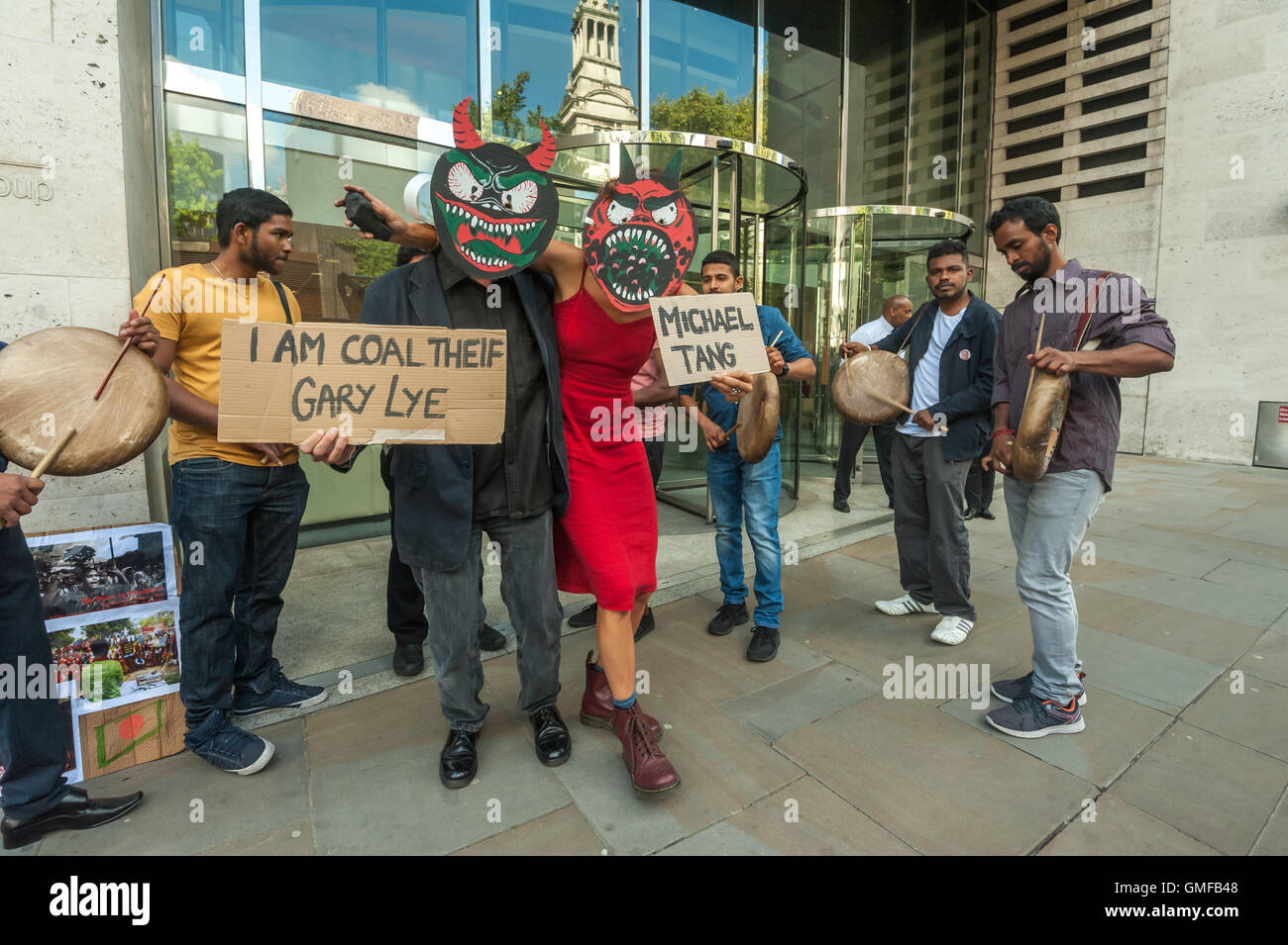 Londres, Royaume-Uni. 26 août 2016. Manifestants devant la Bourse 'usure' monster charbon masques pour la gestion des ressources de charbon mondiale chef Gary Lye et président du conseil d'administration Michael Tang et appeler à mettre un terme aux projets d'exploitations minières à ciel ouvert à Phulbari au Bangladesh et pour l'entreprise d'être rayé de la liste de l'Alternative Investment Market. Manifestations au Bangladesh ont empêché l'exploitation minière pour 10 ans, et l'événement a également été un vigile pour les trois villageois tués et deux cents blessés lors d'une protestation de masse en 2006. Crédit : Peter Marshall/Alamy Live News Banque D'Images