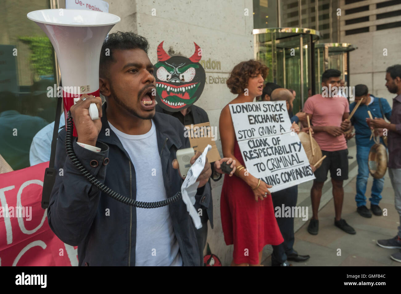 Londres, Royaume-Uni. 26 août 2016. Une manifestation devant la Bourse appelé à mettre un terme aux projets d'exploitations minières à ciel ouvert à Phulbari au Bangladesh en compagnie britannique, la gestion des ressources de charbon mondiale et pour l'entreprise d'être rayé de la liste de l'Alternative Investment Market. Manifestations au Bangladesh ont empêché l'exploitation minière pour 10 ans, et l'événement a également été un vigile pour les trois villageois tués et deux cents blessés lors d'une protestation de masse en 2006. Crédit : Peter Marshall/Alamy Live News Banque D'Images