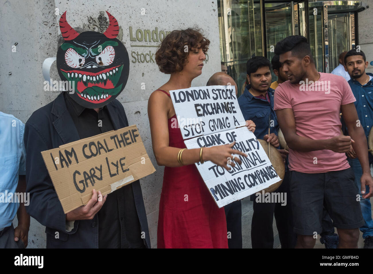 Londres, Royaume-Uni. 26 août 2016. Une manifestation devant la Bourse appelé à mettre un terme aux projets d'exploitations minières à ciel ouvert à Phulbari au Bangladesh en compagnie britannique, la gestion des ressources de charbon mondiale et pour l'entreprise d'être rayé de la liste de l'Alternative Investment Market. Manifestations au Bangladesh ont empêché l'exploitation minière pour 10 ans, et l'événement a également été un vigile pour les trois villageois tués et deux cents blessés lors d'une protestation de masse en 2006. Crédit : Peter Marshall/Alamy Live News Banque D'Images