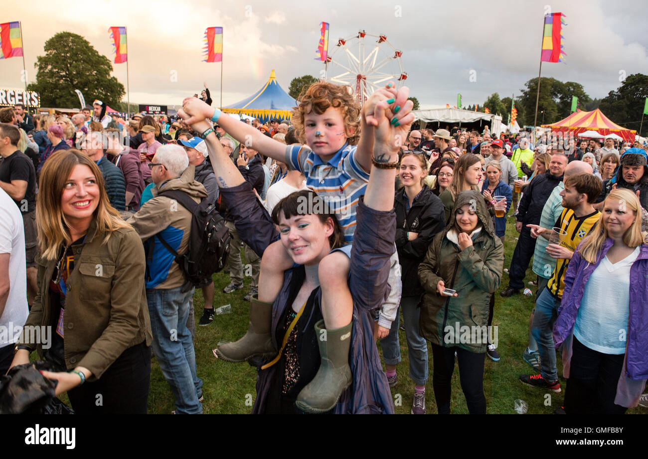 Château de Drumlanrig près de Dumfries, en Écosse. 26 août, 2016. Champs électriques festival de musique au château de Drumlanrig près de Dumfries Scotland crédit : sud-ouest de l'ECOSSE/Alamy Images Live News Banque D'Images