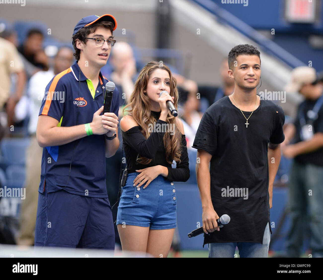 FLUSHING NY- 26 août : Joey Bragg, Laura Marano et Jordan Fisher au cours de répétitions pour Arthur Ashe Kids day à l'USTA Billie Jean King National Tennis Center le 26 août 2016 à Flushing Queens. /MediaPunch byMPI04 Photo Banque D'Images