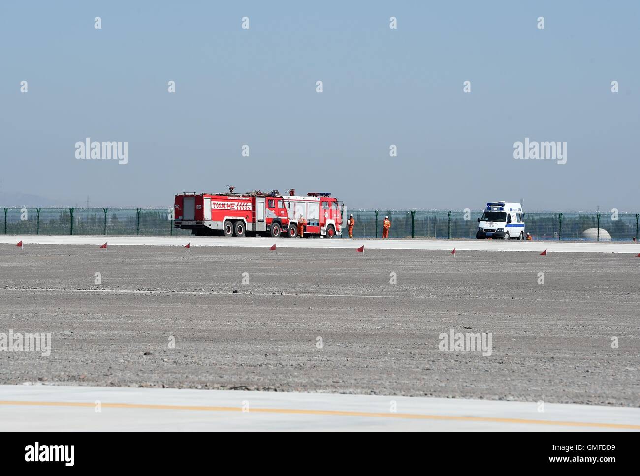 Zhangye, la province de Gansu. Août 27, 2016. Les camions de pompiers et une ambulance sont vus sur le site de l'accident après une chute d'avion acrobatique au sol au cours de la 1ère route de la soie de l'Aviation générale internationale Convention à Zhangye, nord-ouest de la Chine, la province de Gansu, le 27 août, 2016. Le pilote de l'avion acrobatique a été tué. Ventilateur/Peishen Crédit : Xinhua/Alamy Live News Banque D'Images