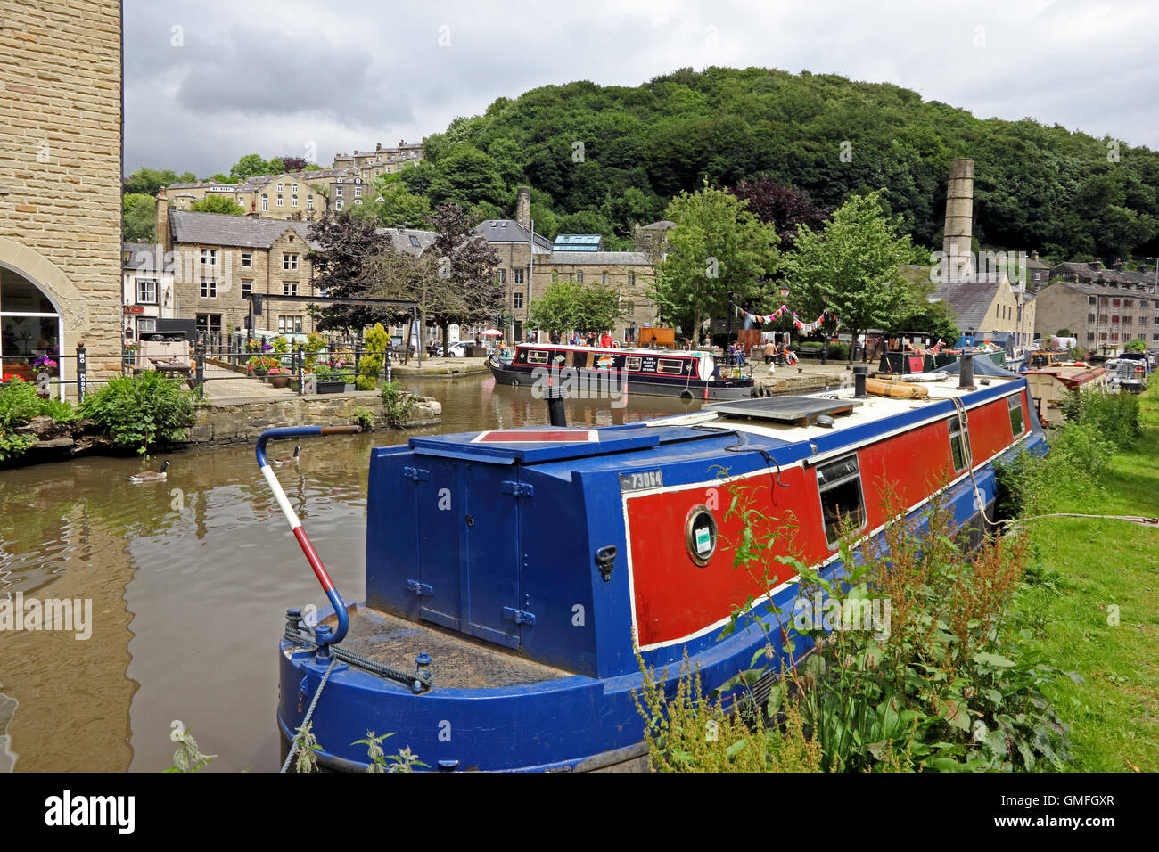 Des bateaux amarrés dans le port de plaisance du canal de Rochdale, Hebden Bridge Banque D'Images