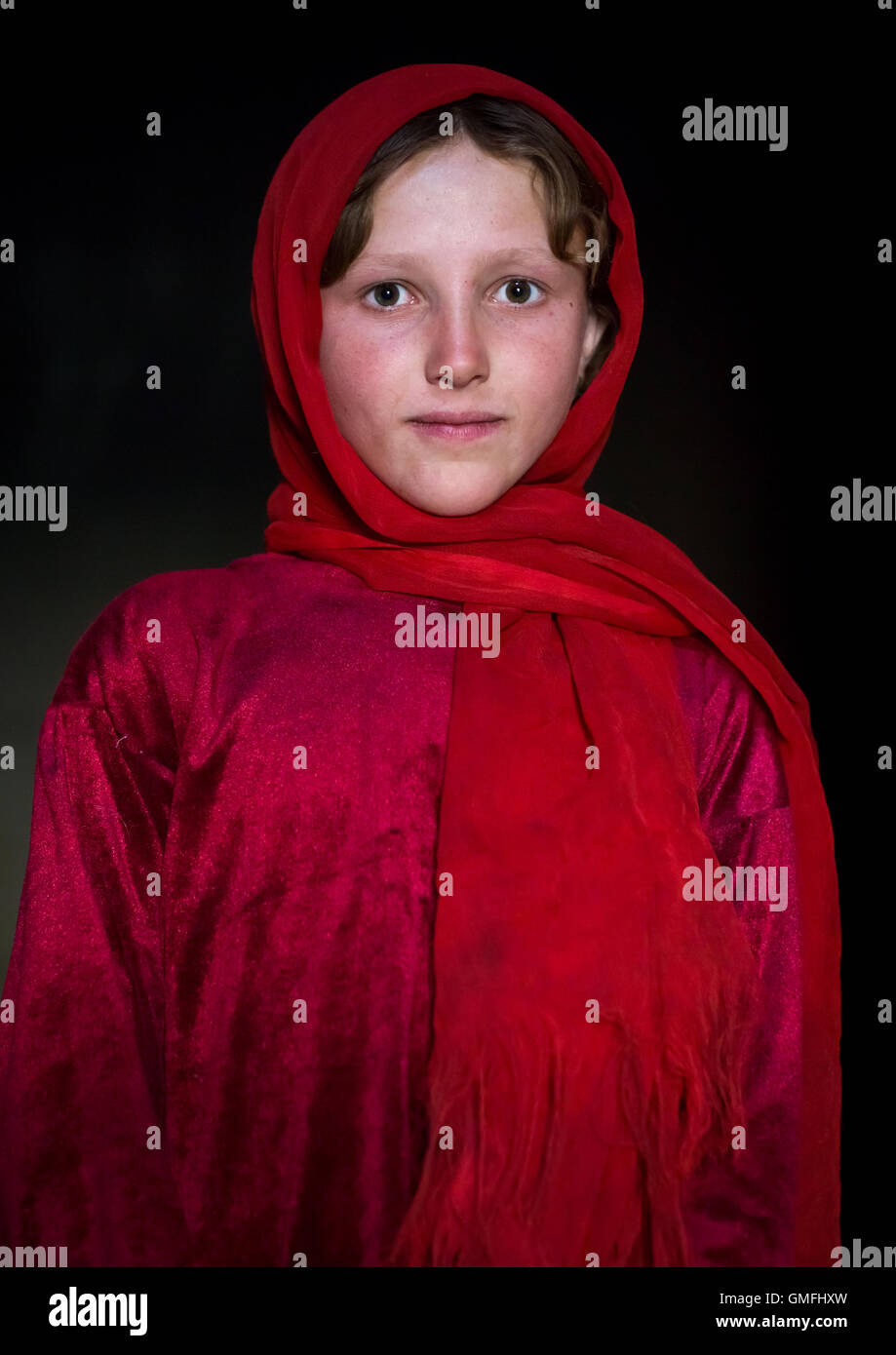 Portrait d'une fillette afghane avec la peau pâle portant des vêtements, la province de Badakhshan, Afghanistan, Khandood Banque D'Images