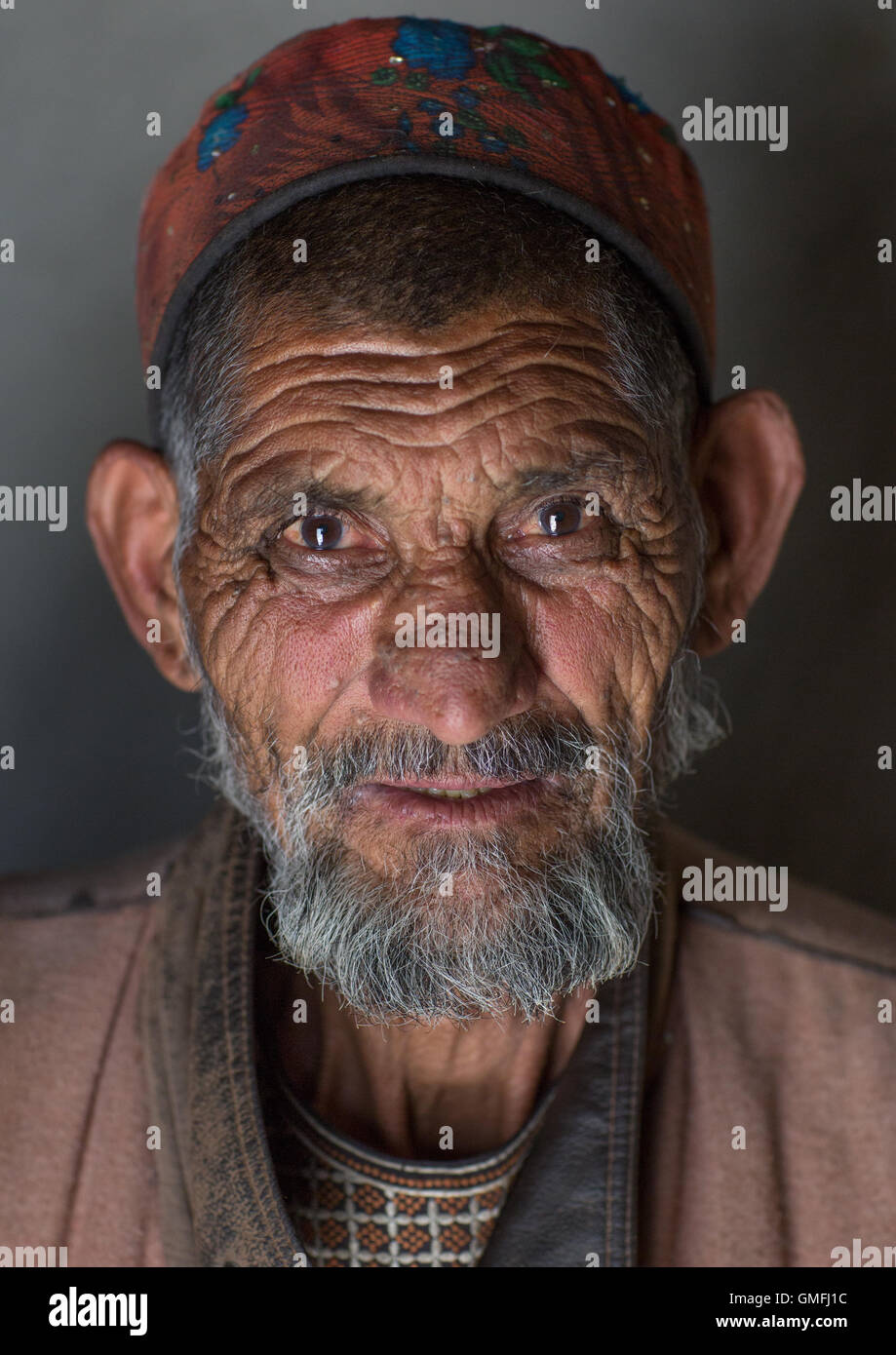 Vieil homme afghan du Pamir en vêtements traditionnels, la province de Badakhshan, Afghanistan, Wuzed Banque D'Images