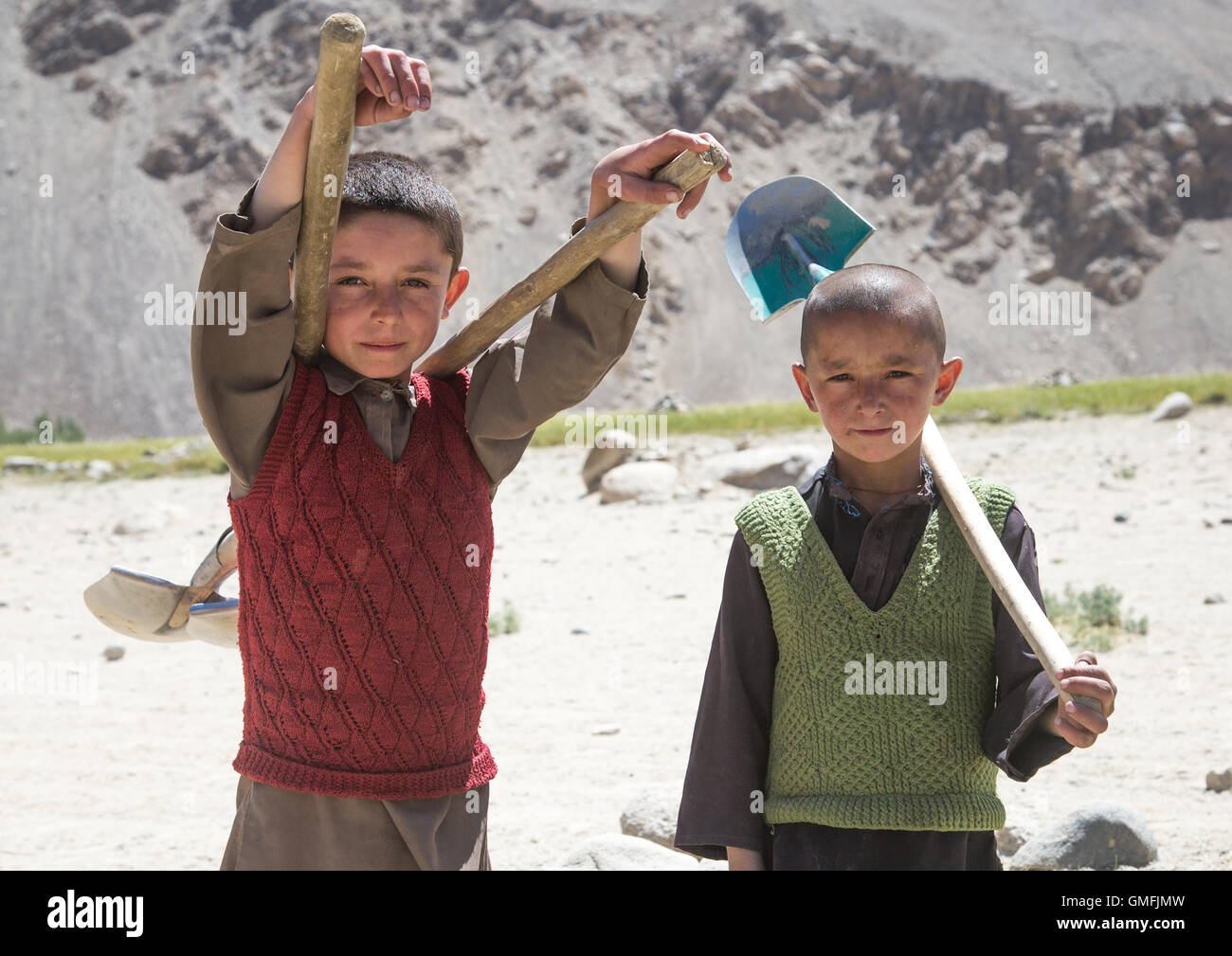 De jeunes Afghans travaillant sur une route, la province de Badakhshan, Afghanistan, Khandood Banque D'Images