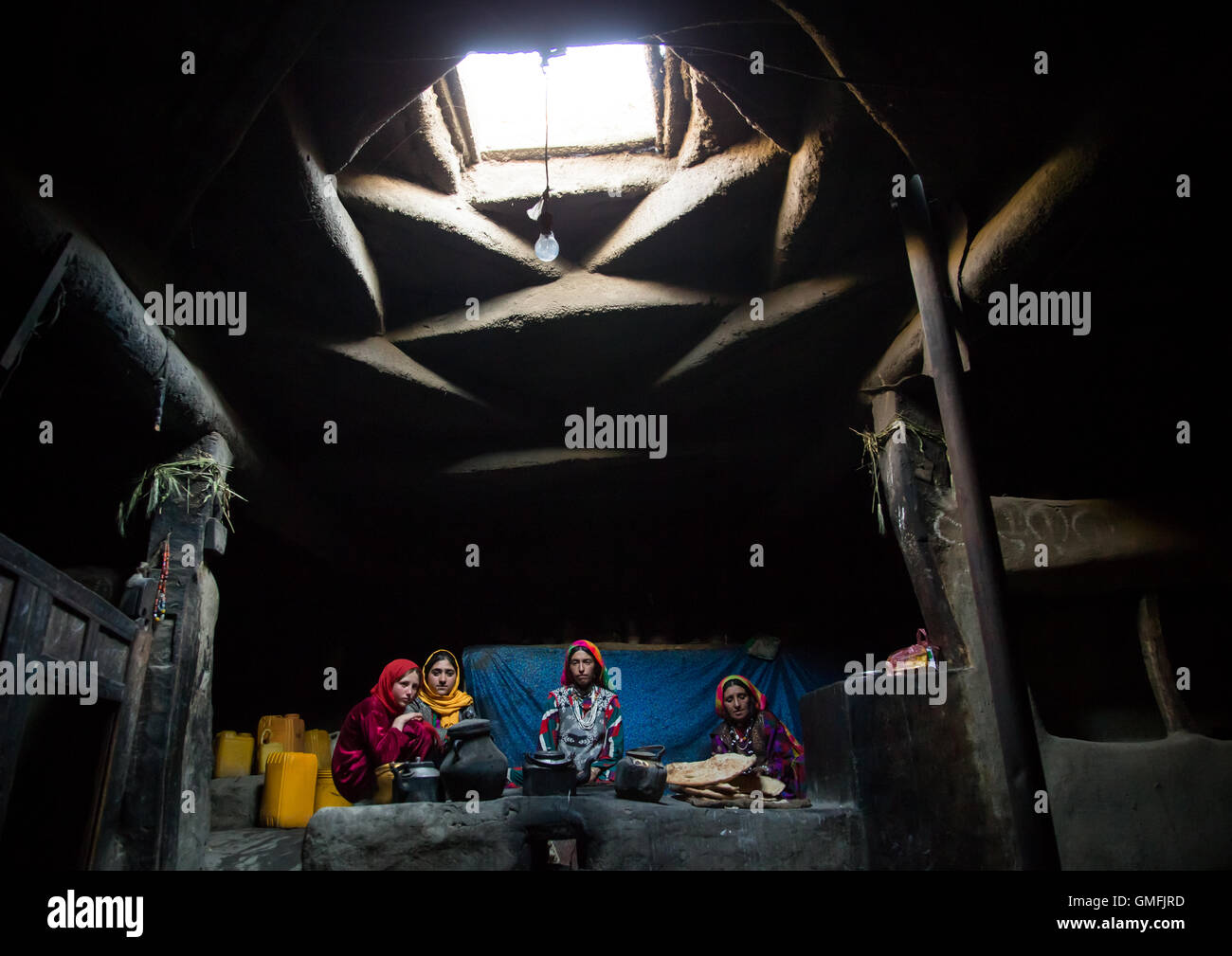 Famille afghane à l'intérieur de leur maison traditionnelle du Pamir, province de Badakhshan, Afghanistan, Khandood Banque D'Images