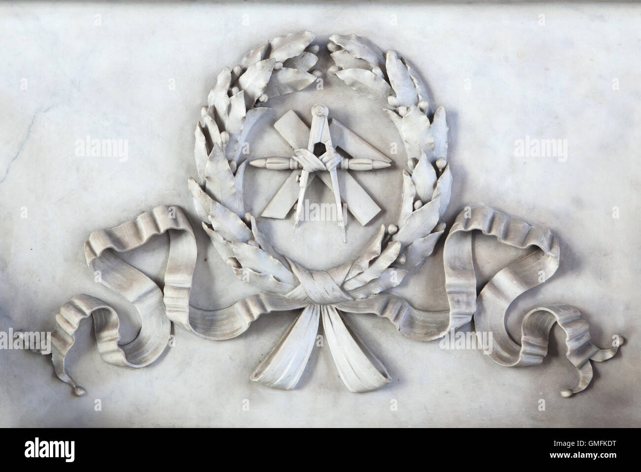 Outils de dessin technique boussole, règle et essayer square représenté entouré par la couronne de laurier dans l'allégement de marbre dans la cour du Palazzo di Brera à Milan, Lombardie, Italie. Banque D'Images