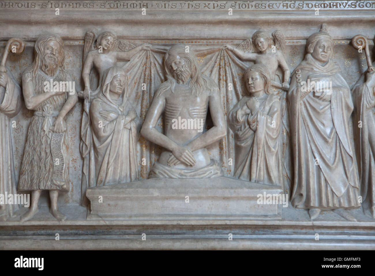 Mise au tombeau du Christ. Allégement gothique sur le piédestal de la monument équestre de Bernabo Visconti conçu par le sculpteur Bonino da Campione (1363), exposés dans le musée d'art ancien du château Sforza à Milan, Lombardie, Italie. Banque D'Images