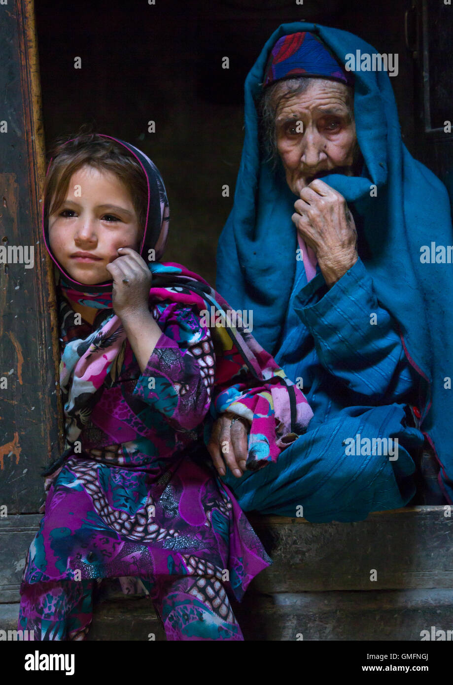 Portrait d'une fillette afghane avec sa grand-mère dans une maison du Pamir, province de Badakhshan, Qazi deh, Afghanistan Banque D'Images