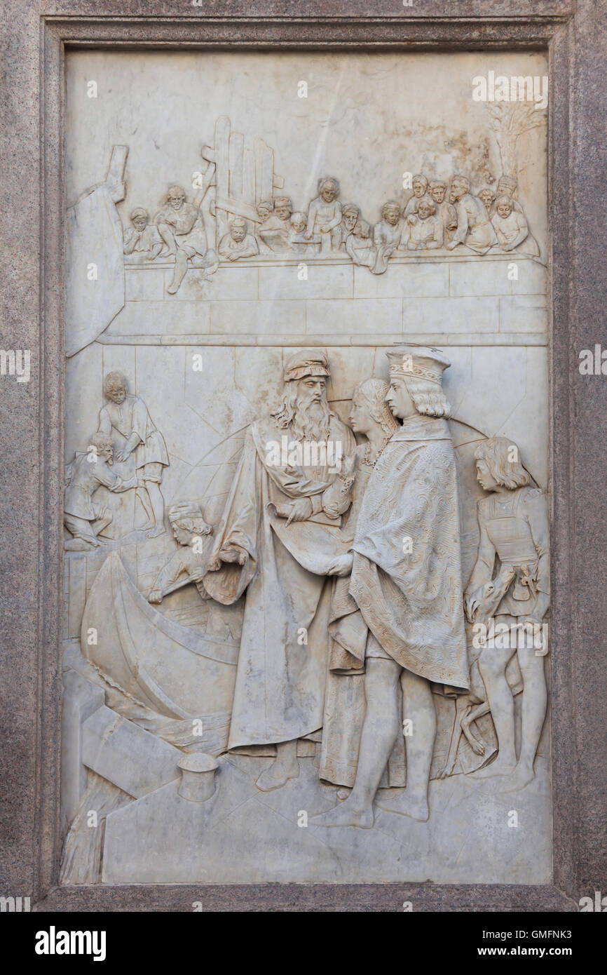 Leonardo da Vinci présente son projet de nouvelles écluses pour la navigation de l'eau dans le réseau de canaux Navigli de Milan pour le Duc Ludovic Sforza de Milan et son épouse Béatrice d'Este. En relief sur le socle du monument à Leonardo da Vinci par le sculpteur Pietro Magni dans colmpeted 1872 sur la Piazza della Scala de Milan, Lombardie, Italie. Banque D'Images