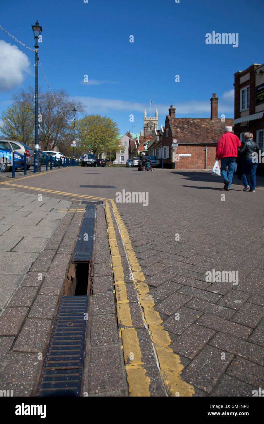 Couvercle de grille manquants dans une rue piétonne à Great Yarmouth posing trébuchement aux piétons. Banque D'Images