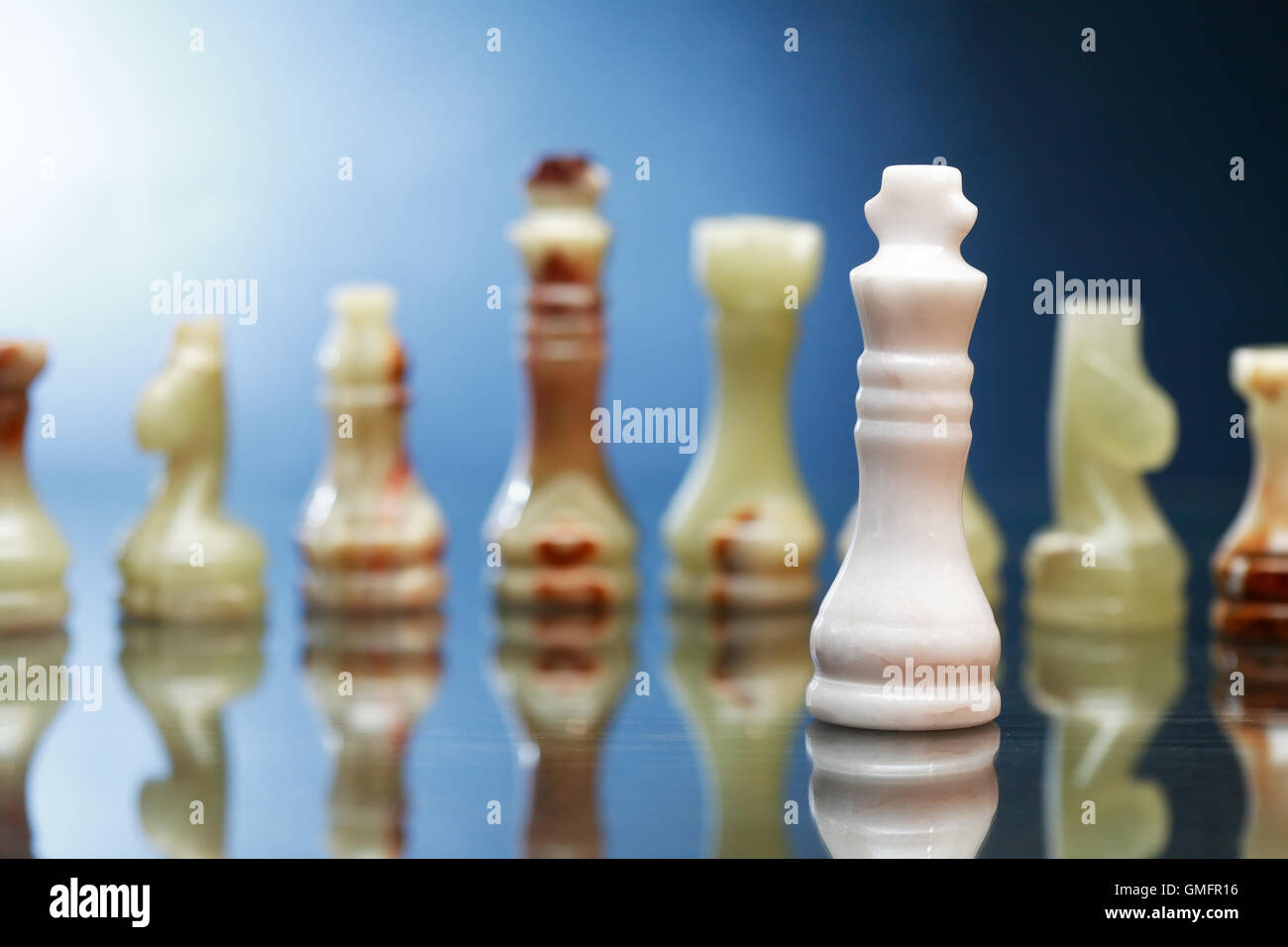 Ensemble de pièces d'échecs en onyx sur un fond sombre Banque D'Images