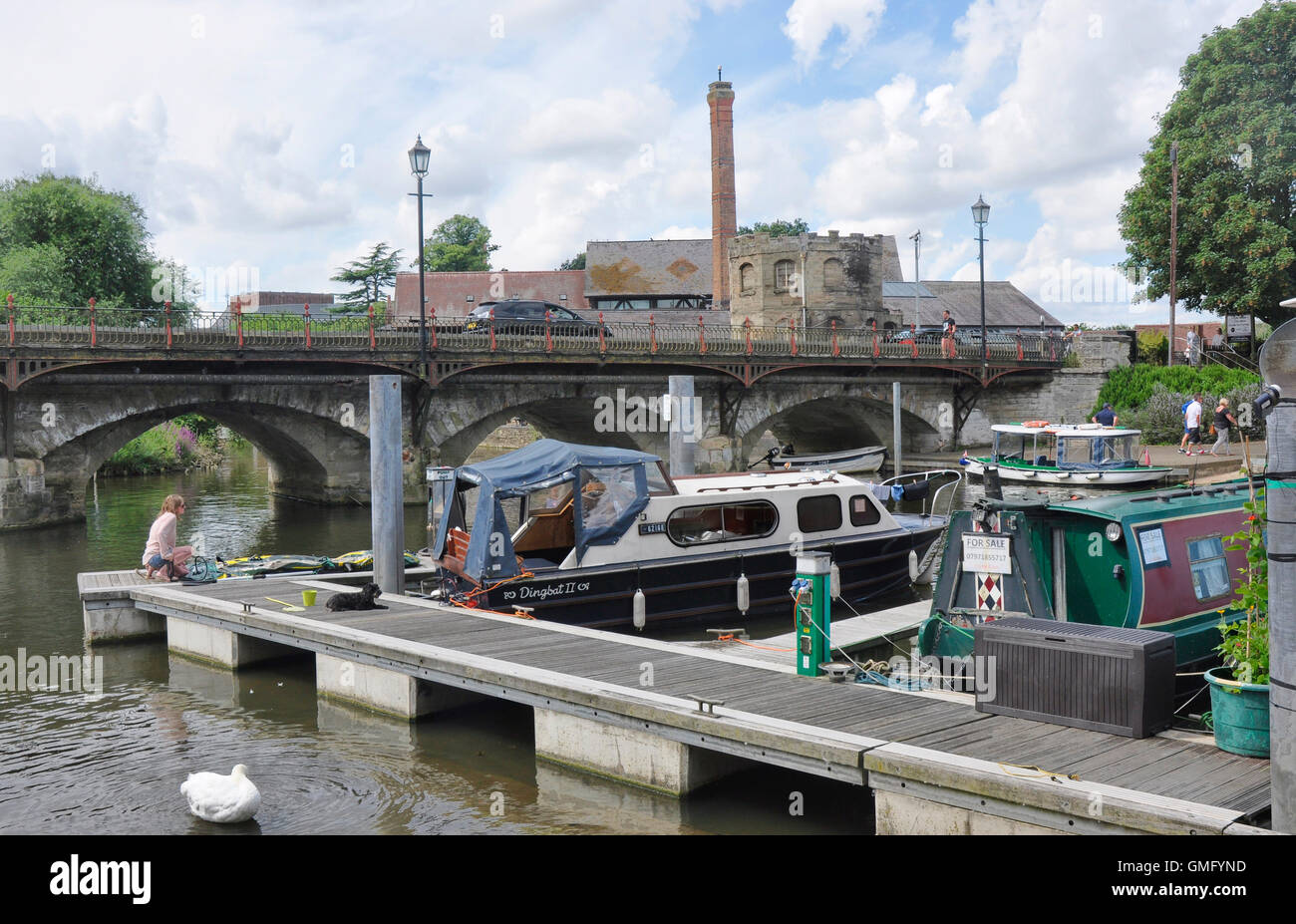 Warwickshire - Stratford Upon Avon - à la marina - la jetée - amarré bateaux de croisière de vacances - contexte et du pont de la vieille ville skyline Banque D'Images