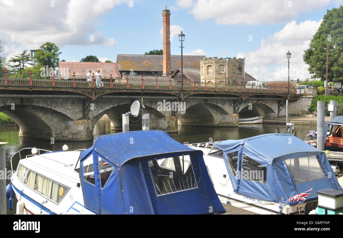 Warwickshire - Stratford Upon Avon - à la marina - amarré cruisers - vacances voitures - toile ville du soleil Ciel bleu Banque D'Images