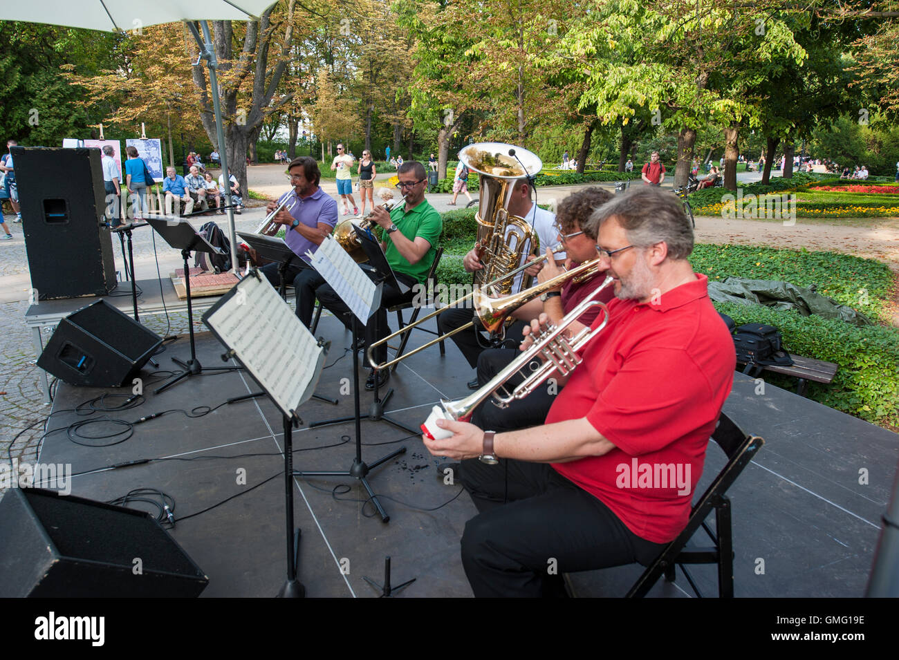 Un concert en plein air dans un parc à Varsovie, Pologne. Banque D'Images