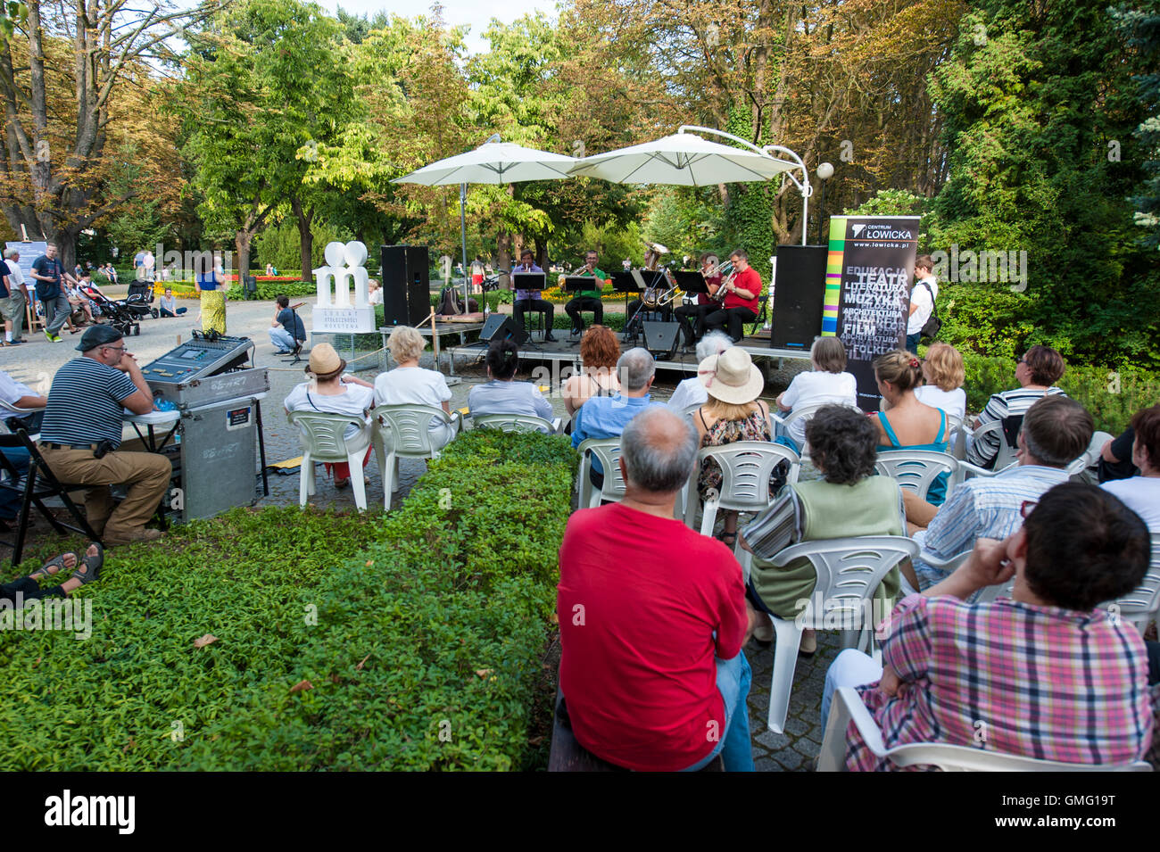 Un concert en plein air dans un parc à Varsovie, Pologne. Banque D'Images