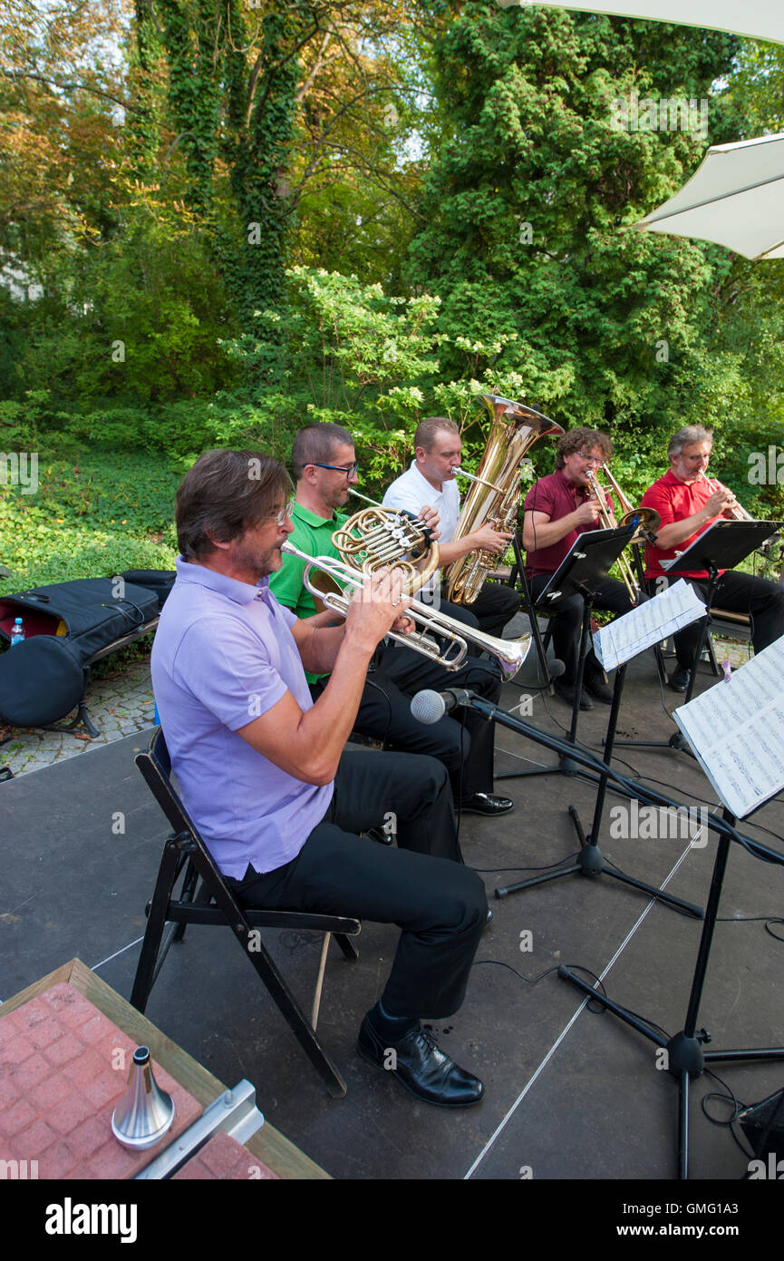 Un concert en plein air dans un parc à Varsovie, Pologne. Banque D'Images