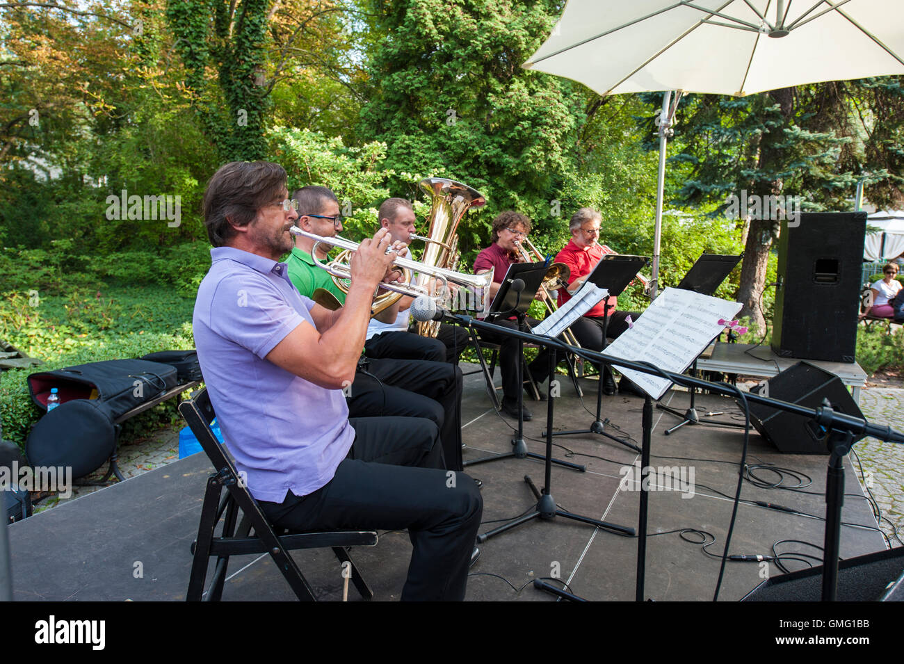 Un concert en plein air dans un parc à Varsovie, Pologne. Banque D'Images