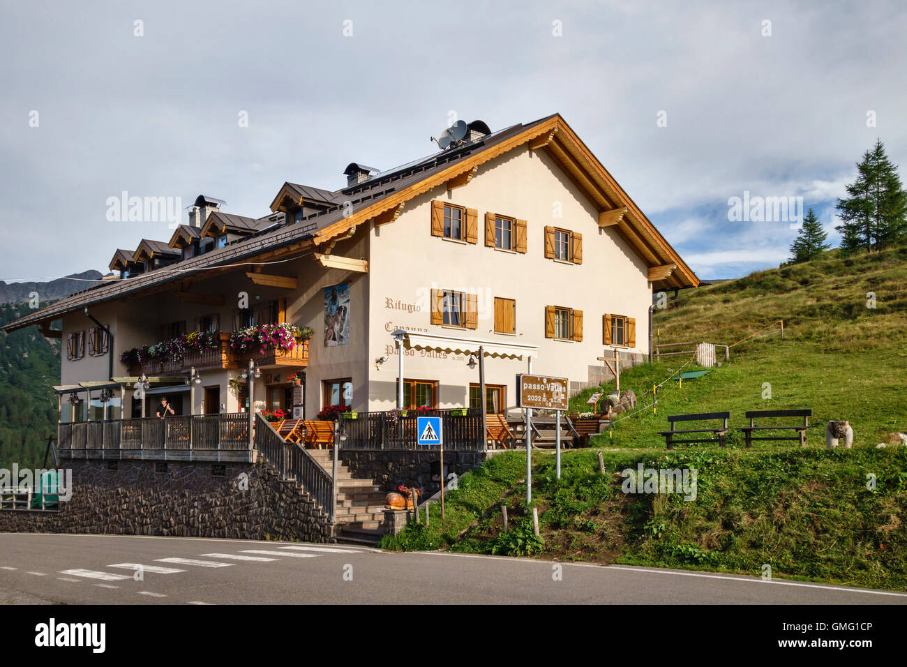 Les Dolomites, Trentino, en Italie. Le Rifugio (Refuge) Capanna à Passo di Valles fournit de la nourriture et d'hébergement pour les randonneurs sur l'Alta Via 2 trail Banque D'Images