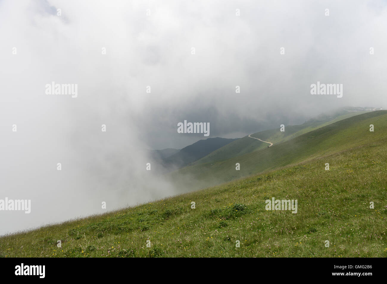 Les nuages en mouvement rapide couvrant Monte Baldo sur le lac de Garde (Malcesine, Italie) Banque D'Images