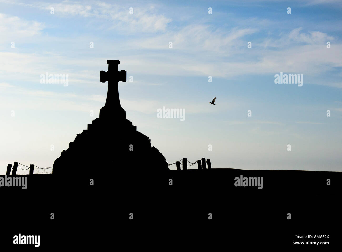Le monument commémoratif de guerre Newquay vu en silhouette. Banque D'Images