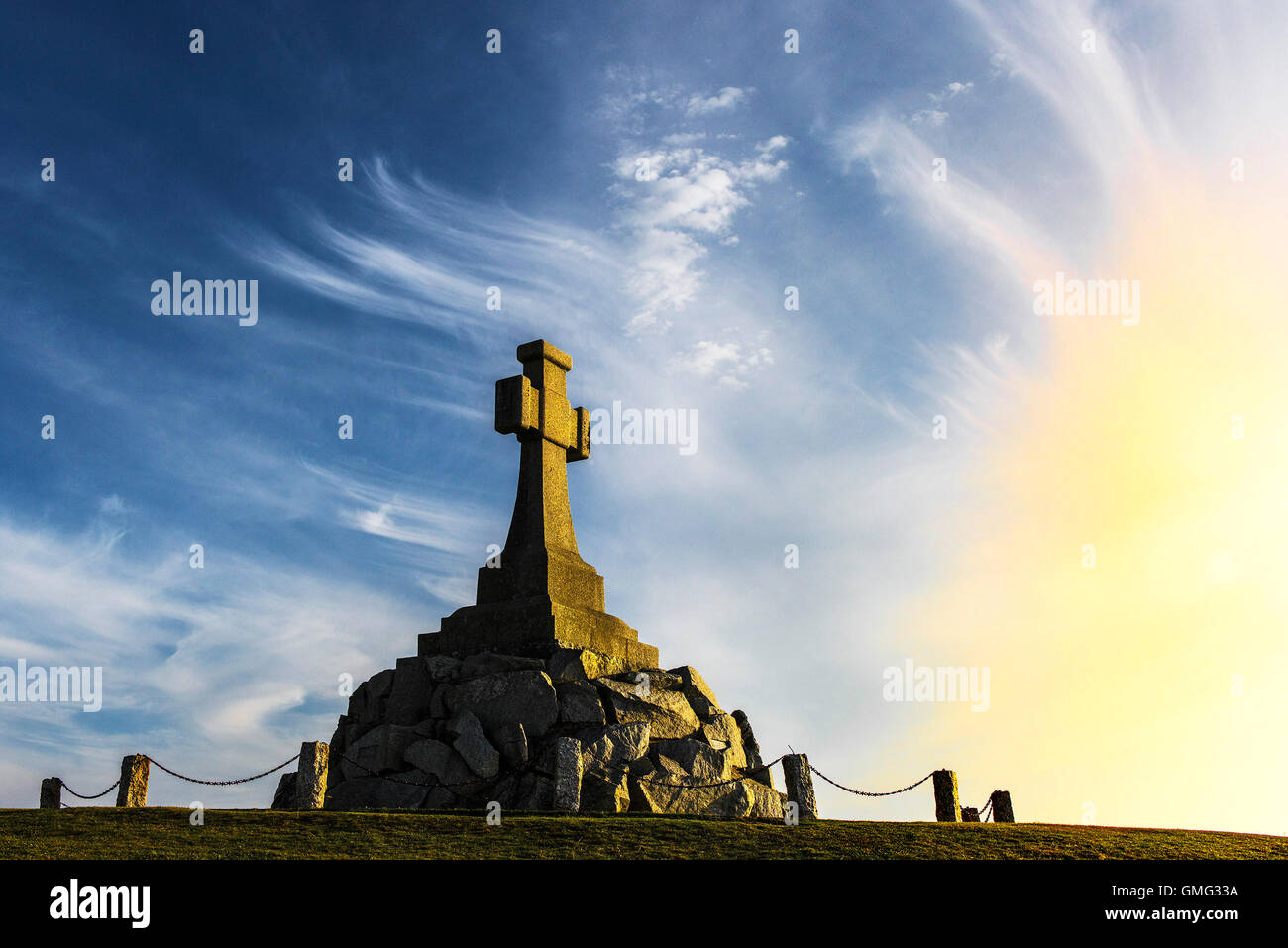 Un spectaculaire coucher du soleil illumine le Monument commémoratif de guerre à Newquay Cornwall. Banque D'Images