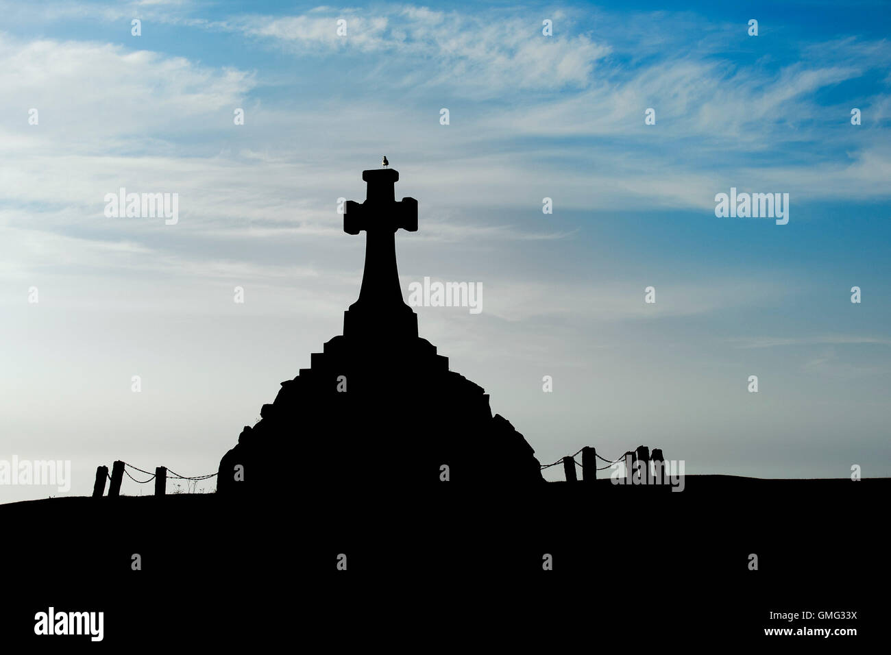 Le monument commémoratif de guerre Newquay vu en silhouette. Banque D'Images