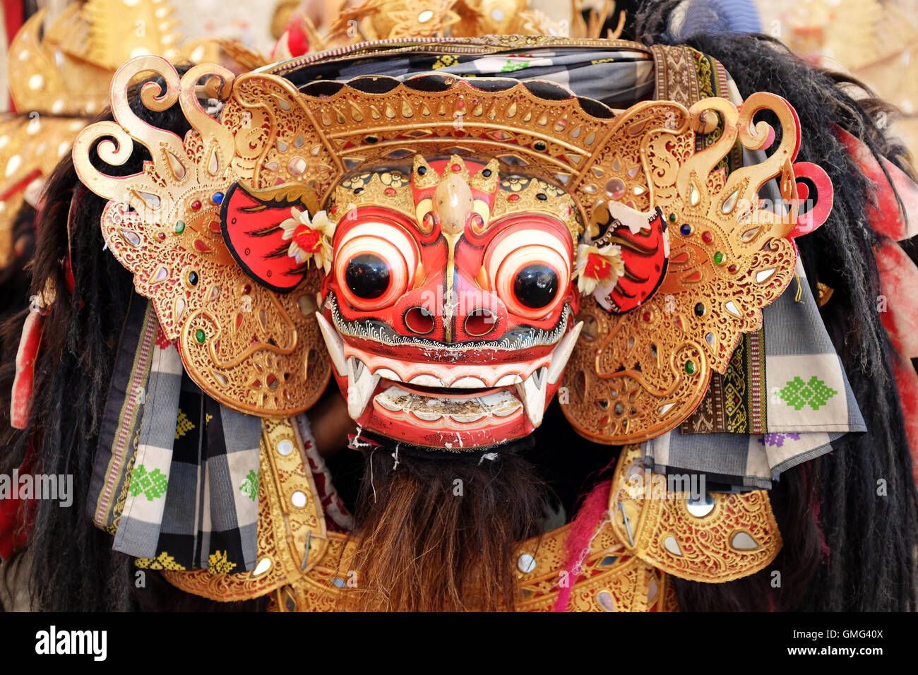 Vue frontale de Barong, créature semblable au lion caractère dans la mythologie de Bali, Indonésie Banque D'Images