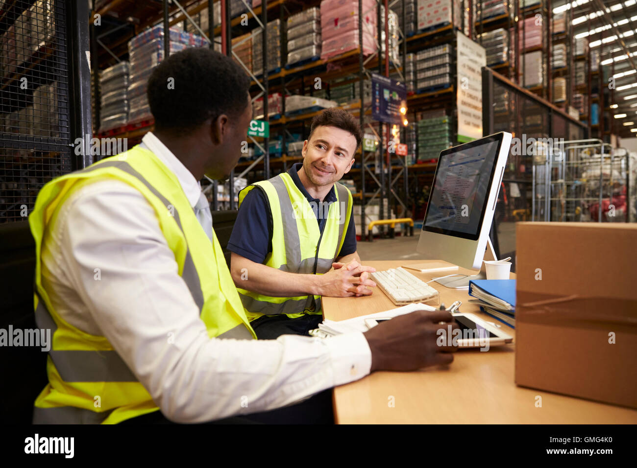 Discuter du personnel logistique de stockage dans un bureau sur place Banque D'Images