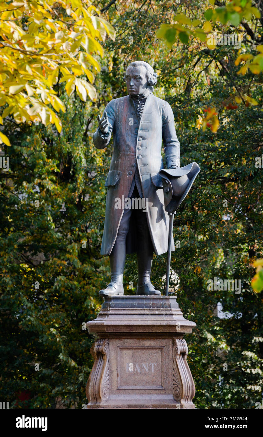 KALININGRAD, Russie - le 12 octobre 2015 : Monument d'Emmanuel Kant, philosophe allemand, fondateur de la philosophie classique allemande. Banque D'Images