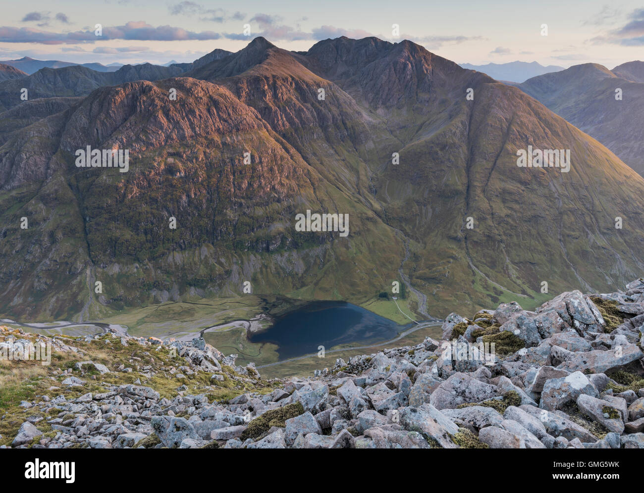 Vue sur le Loch pour Achtriochtan Bidean nam Bian, Glen Coe, Scottish Highlands, Ecosse, Banque D'Images