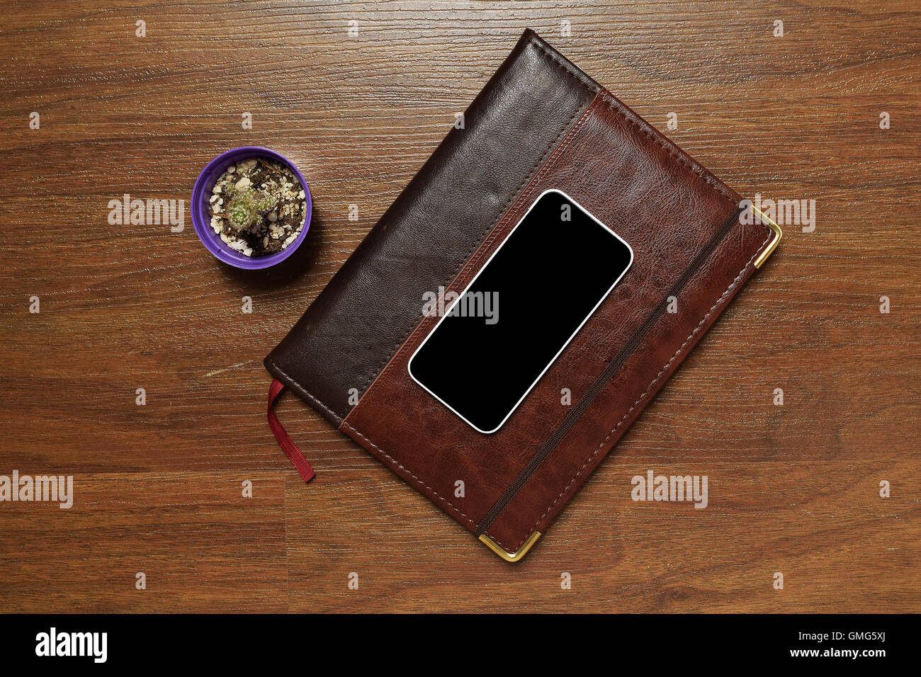 Vue du dessus de l'agenda / agenda journalier et d'un téléphone mobile, sur le bureau en bois. Home office concept. Banque D'Images