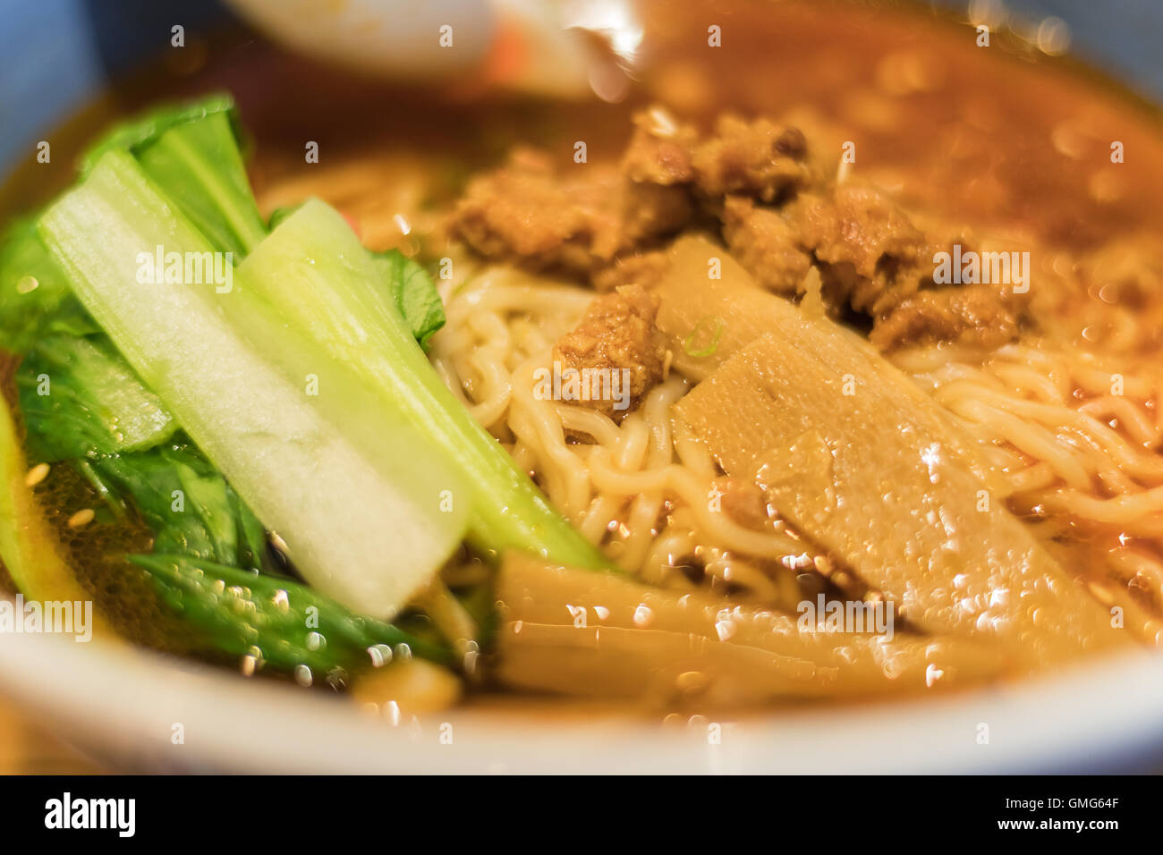 Close up de bol de ramen japonais avec des cornichons sur le côté Banque D'Images