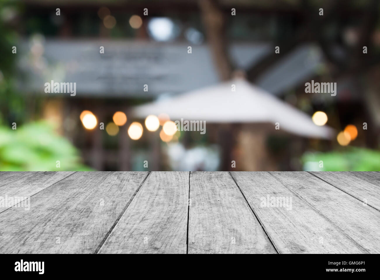 Table en bois noir et blanc top avec cafe blurred abstract background Banque D'Images