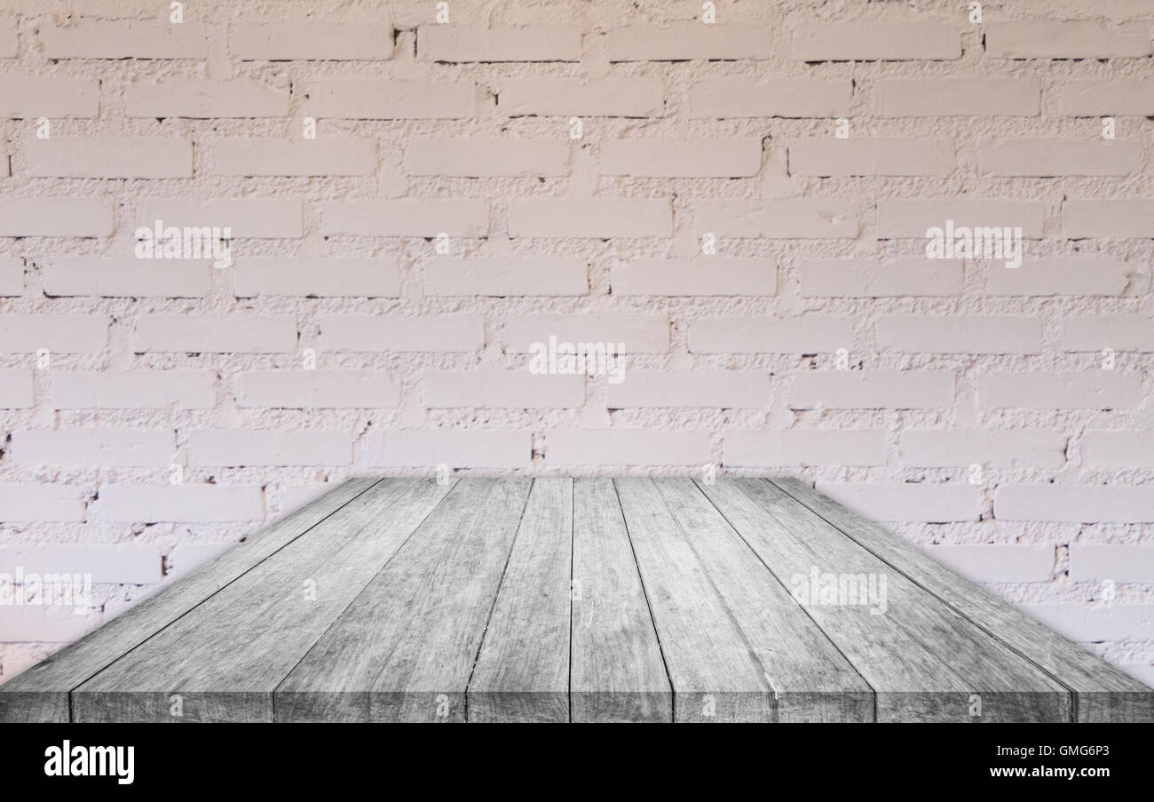 Noir et blanc Vue de dessus de table en bois avec mur de brique décorée dans un café Banque D'Images
