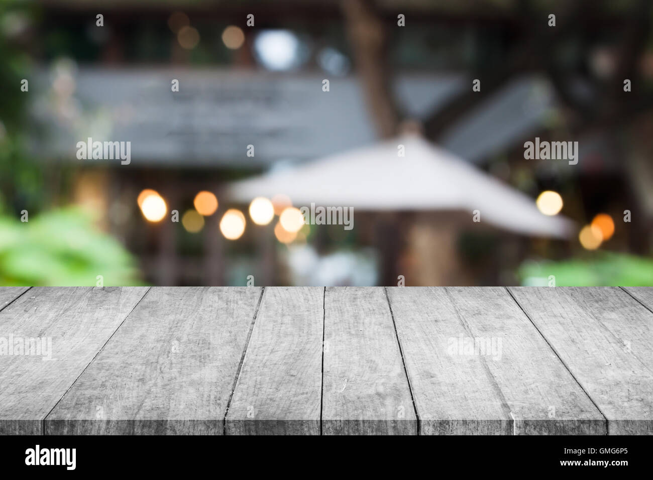 Table en bois gris Perspective haut avec cafe blurred abstract background Banque D'Images