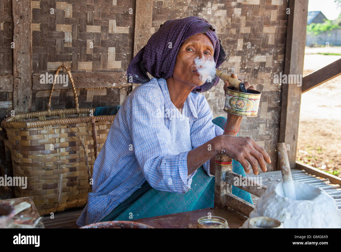 Bagan, Myanmar, Novembre 13th, 2014 : vieille femme fumant un cigare Banque D'Images
