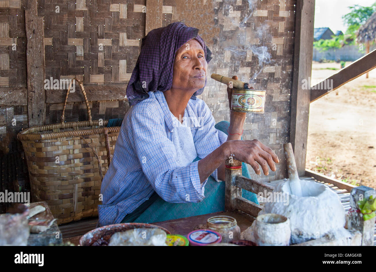 Bagan, Myanmar, Novembre 13th, 2014 : vieille femme fumant un cigare Banque D'Images